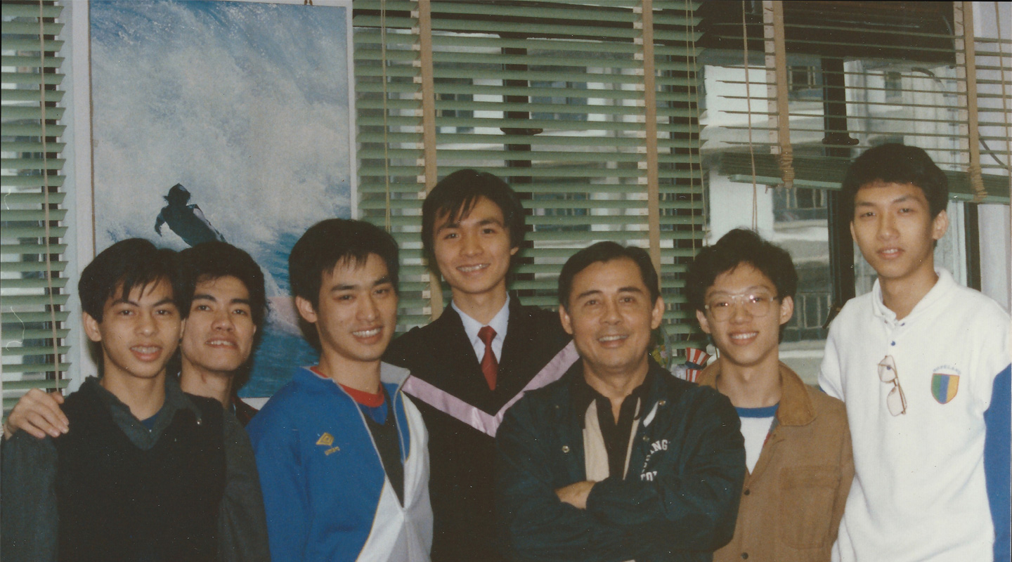 1985年毕业的郑志豪（中）与其篮球队队友感情深厚