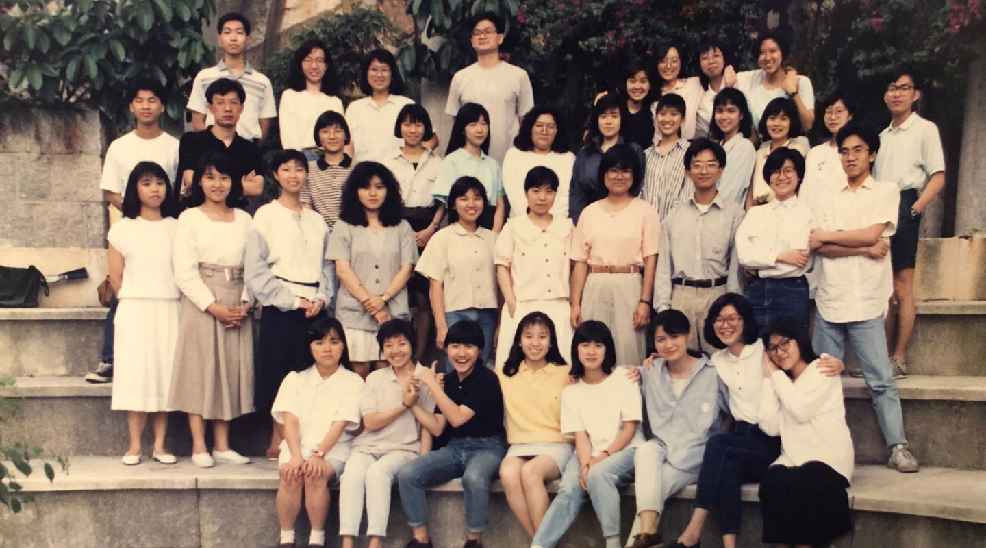 陈涓涓<em>(前排黄衣)</em>与传播学院同学摄于惠园<em>(受访者提供)</em>