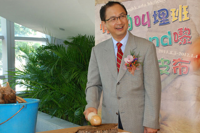 Prof. Tang Chung beating the bark with a replica of an ancient stone beater