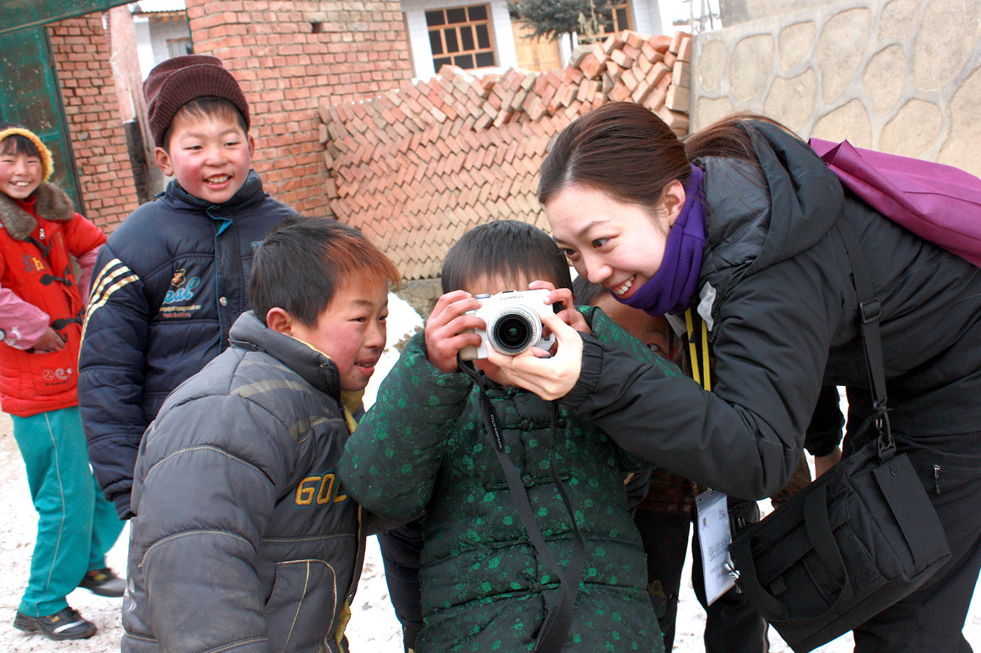 Having fun with kids after a community disaster relief session for a snow disaster in Gansu province