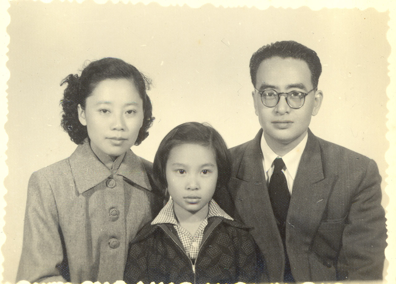 唐君毅先生與夫人謝廷光女士及女兒唐安仁合影(1953.8)