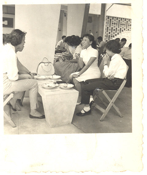 本校供應第一次統一招生面試學生午餐(1959)