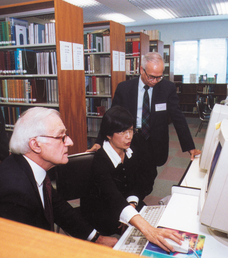 中國研究服務中心擁有當代中國國情研究最齊全的圖書館，為海內外從事中國研究的學者服務。
