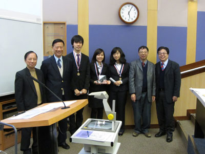 CUHK Team Presenters CHAN Hoi Wai Nicolas, POON Ivy, ZHANG Mengwen (3rd left to 5th left) received the prize from the panel of judges.