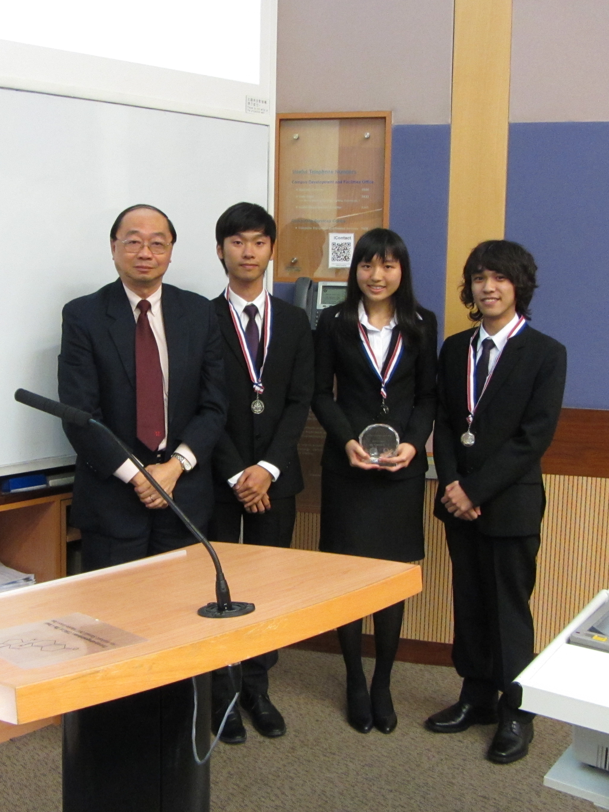 CUHK Team presenters received the prize from Prof. Wong (Guest of Honor).
