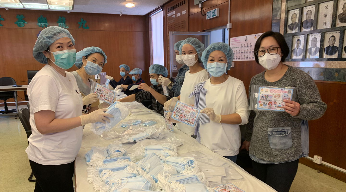愛詩<em>(最右)</em>與同事於新冠病毒肆虐期間為公眾準備口罩<em>(受訪者提供)</em>