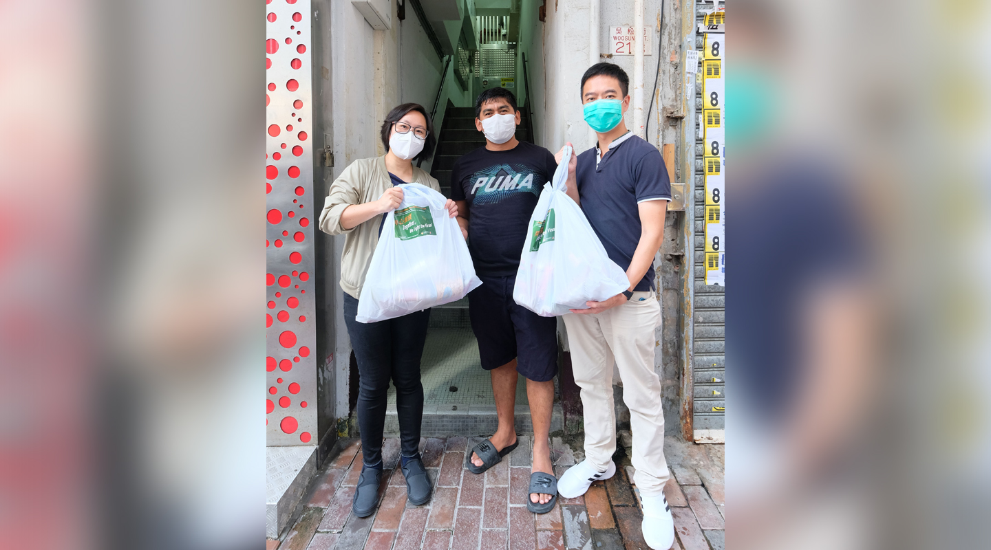 愛詩<em>(左一)</em>與同事在九龍佐敦派發日常用品予有需要人士<em>(受訪者提供)</em>