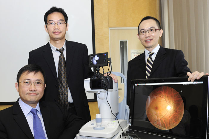 （左起）徐仲鍈教授、李作為博士及莫仲棠教授展示全自動化視網膜圖像分析系統
