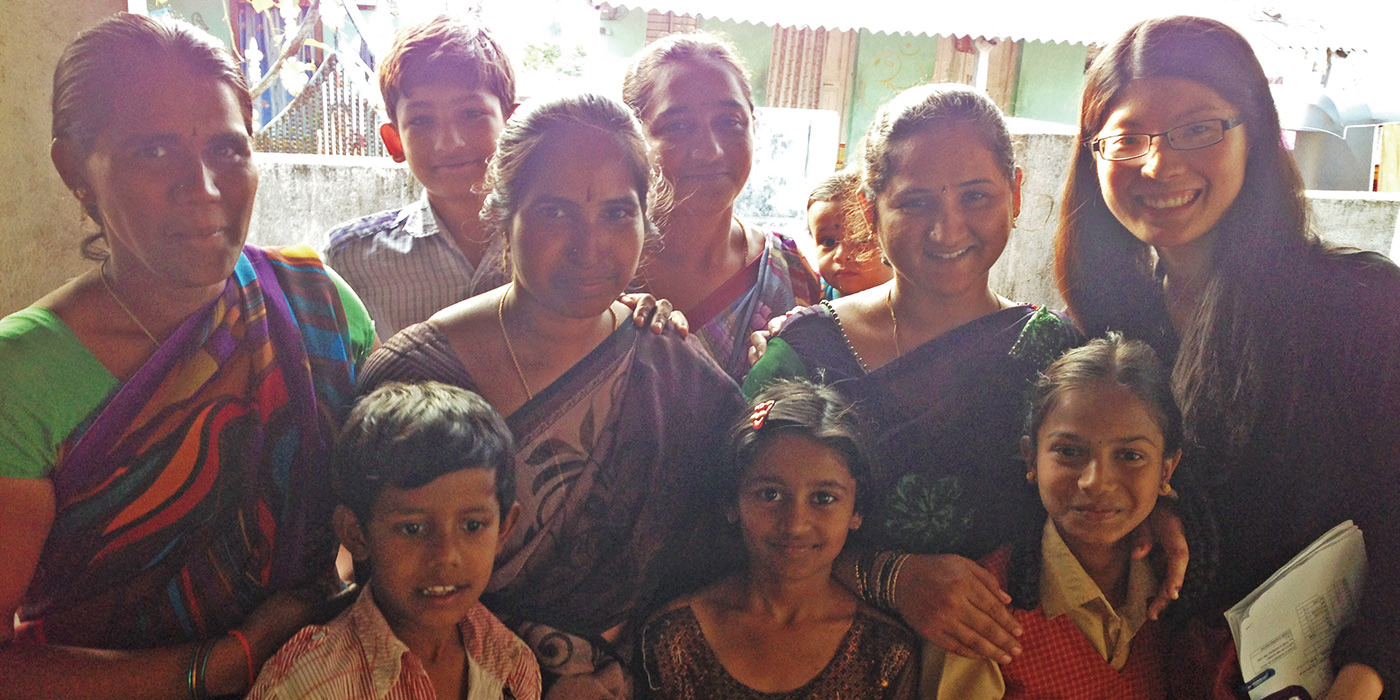 朱亭亭於印度海得拉巴訪問一班接受了白內障手術的鄉民，跟進他們手術後的情況
