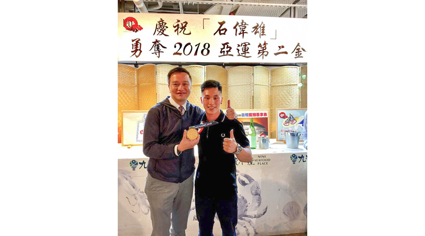 石偉雄<em>(右)</em>與容教授分享獲勝的喜悅<em>(受訪者提供)</em>