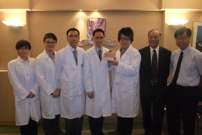 中大生命科學學院院長朱嘉濠教授（右二）及香港小腦萎縮症協會主席何立明先生（右一）與研究團隊