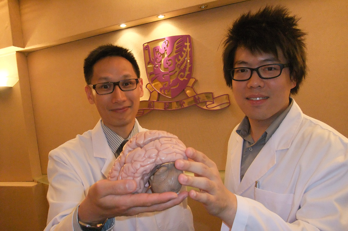 陳浩然教授（左）與博士研究生蔡浩