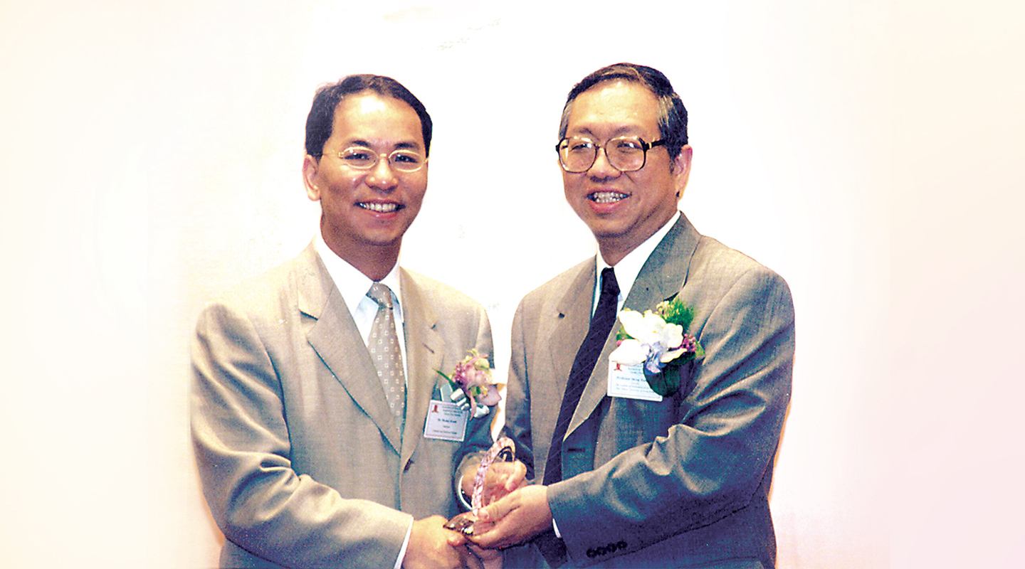 Bankee receives from renowned mathematician and director of CUHK's Institute of Mathematical Sciences, Prof. Yau Shing-tung, a souvenir in appreciation for his establishing the 'Bankee Kwan Fellowships for Mathematics Studies' in September 2001 to subsidize doctoral students in mathematical research <em>(courtesy of interviewee)</em>