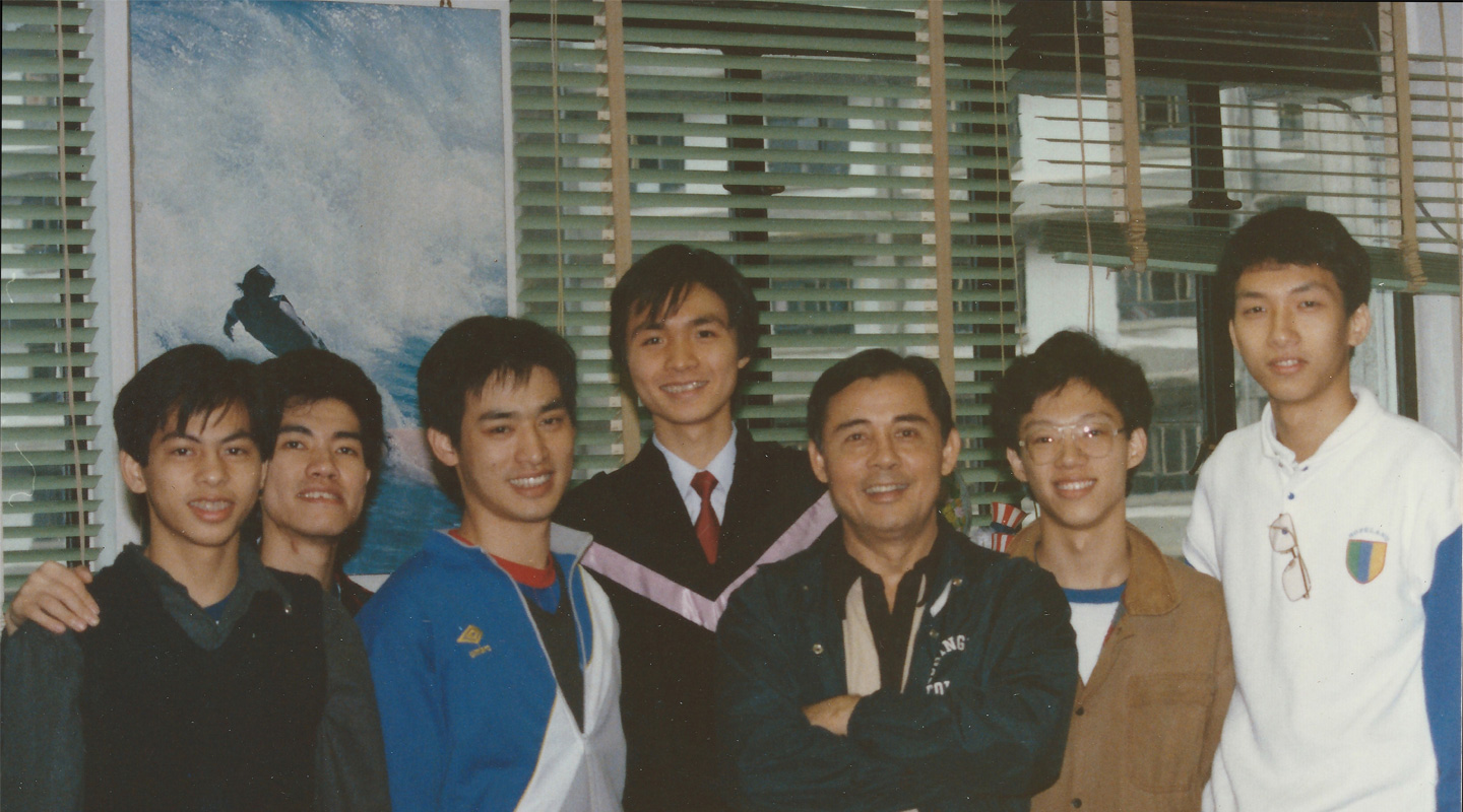 Cheng Che-hoo <em>(centre)</em>, who graduated from CUHK in 1985, has a strong bond with his basketball team