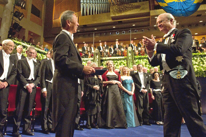 Prof. Charles K. Kao (left) receiving from King Carl XVI Gustaf of Sweden (right) the Nobel Prize medallion and diploma on 10 December 2009 at the Stockholm Concert Hall. (Photo: China Foto Press)