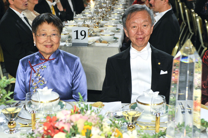 Prof. Charles K. Kao and Mrs. Gwen Kao at the Nobel Banquet. (Photo: China Foto Press)
