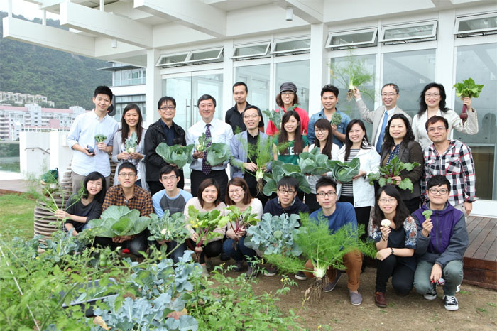Professor Joseph Sung, Vice-Chancellor of CUHK, officiated at the event and got a taste of the fresh vegetables grown by the students and prepared on the spot.