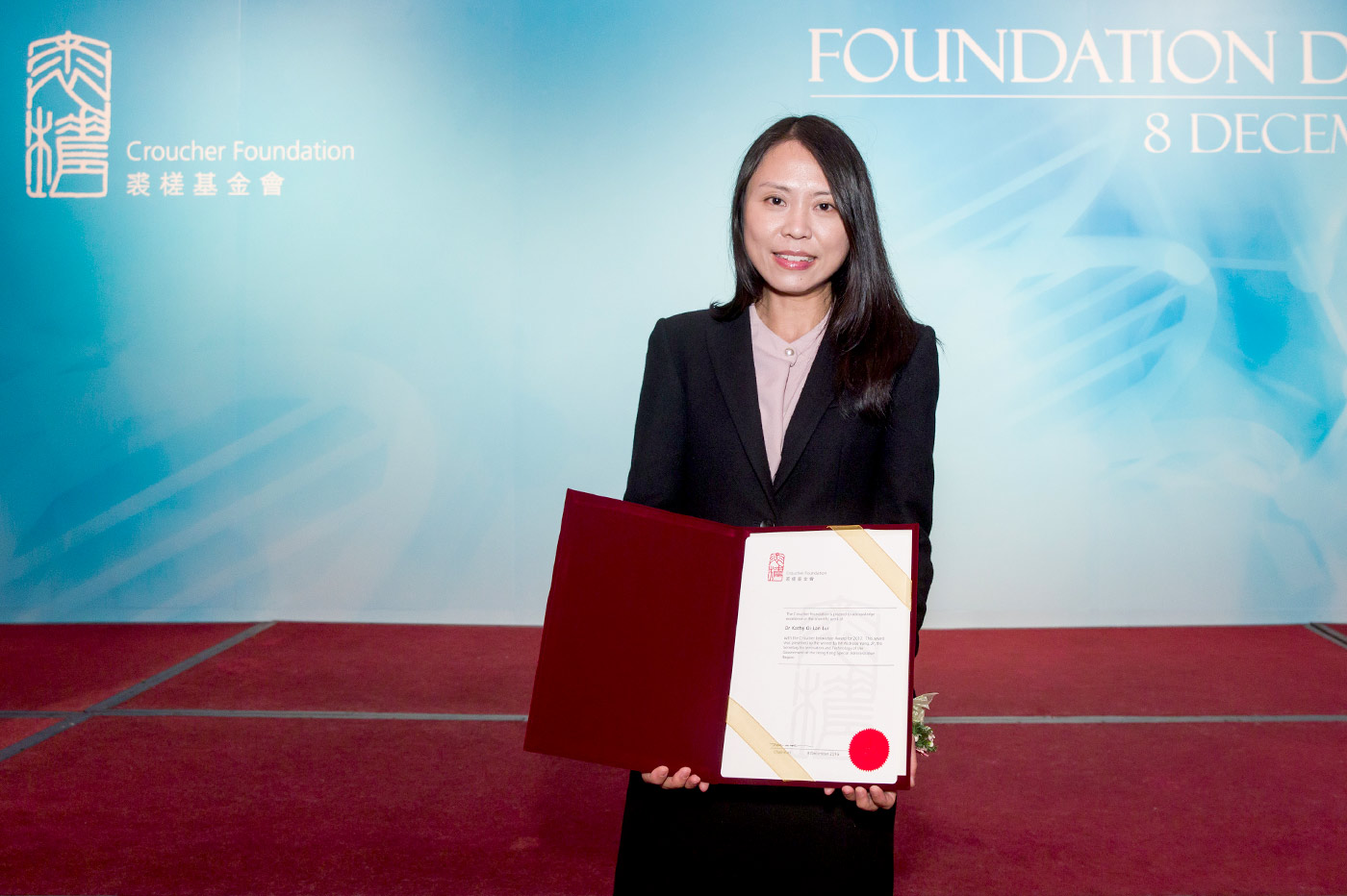 Professor Lui receives the Croucher Innovation Award 2017, for her distinguished accomplishment in the international scientific community