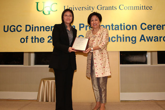 Prof. Poon Wai-yin receives the commemorative plague from Mrs. Laura Cha, the UGC Chairman.