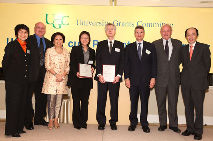 Mrs. Cha and members of the award's selection panel take a photo with the award recipients.