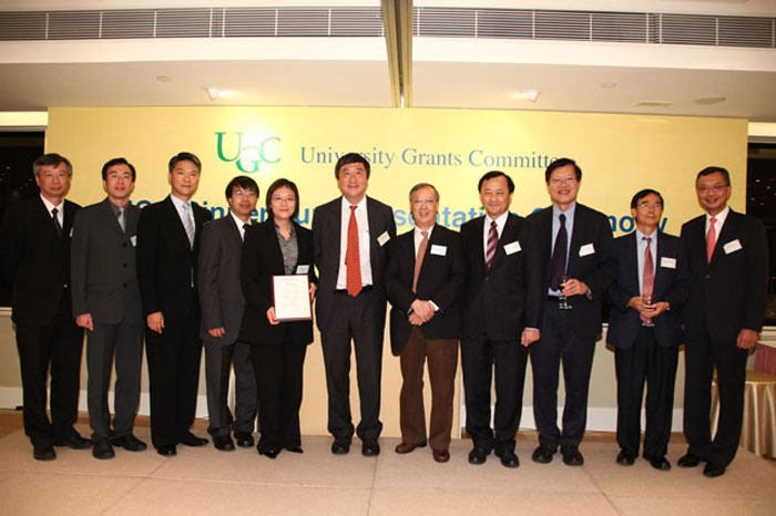 CUHK Vice-Chancellor Prof. Joseph J.Y. Sung and other University members take a photo with Professor Poon.