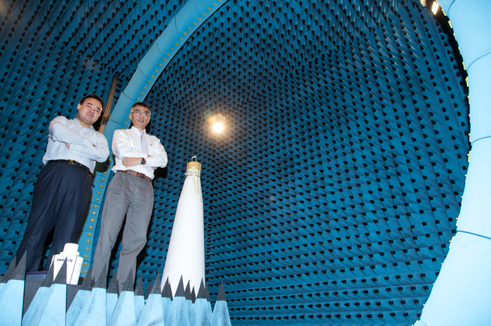 Professor Wu and Zhao Luyu at the radio-frequency radiation research lab