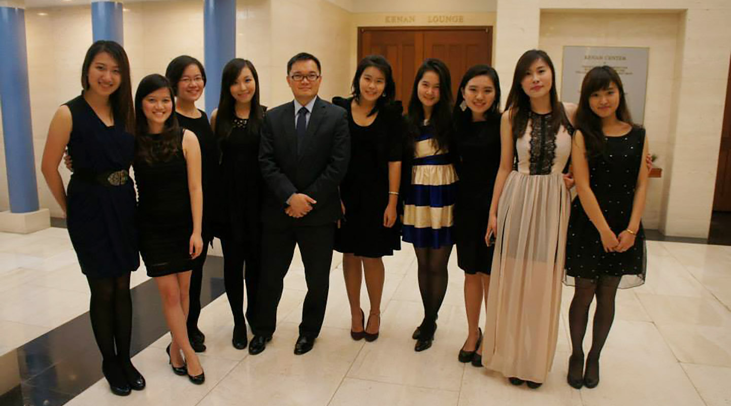 Queenie Wong <em>(2nd right)</em>, Dr. John Lai <em>(6th right)</em> and the girls from CUHK Global Business Studies Programme at the graduation dinner during their exchange at University of North Carolina in 2013 <em>(courtesy of interviewee)</em>
