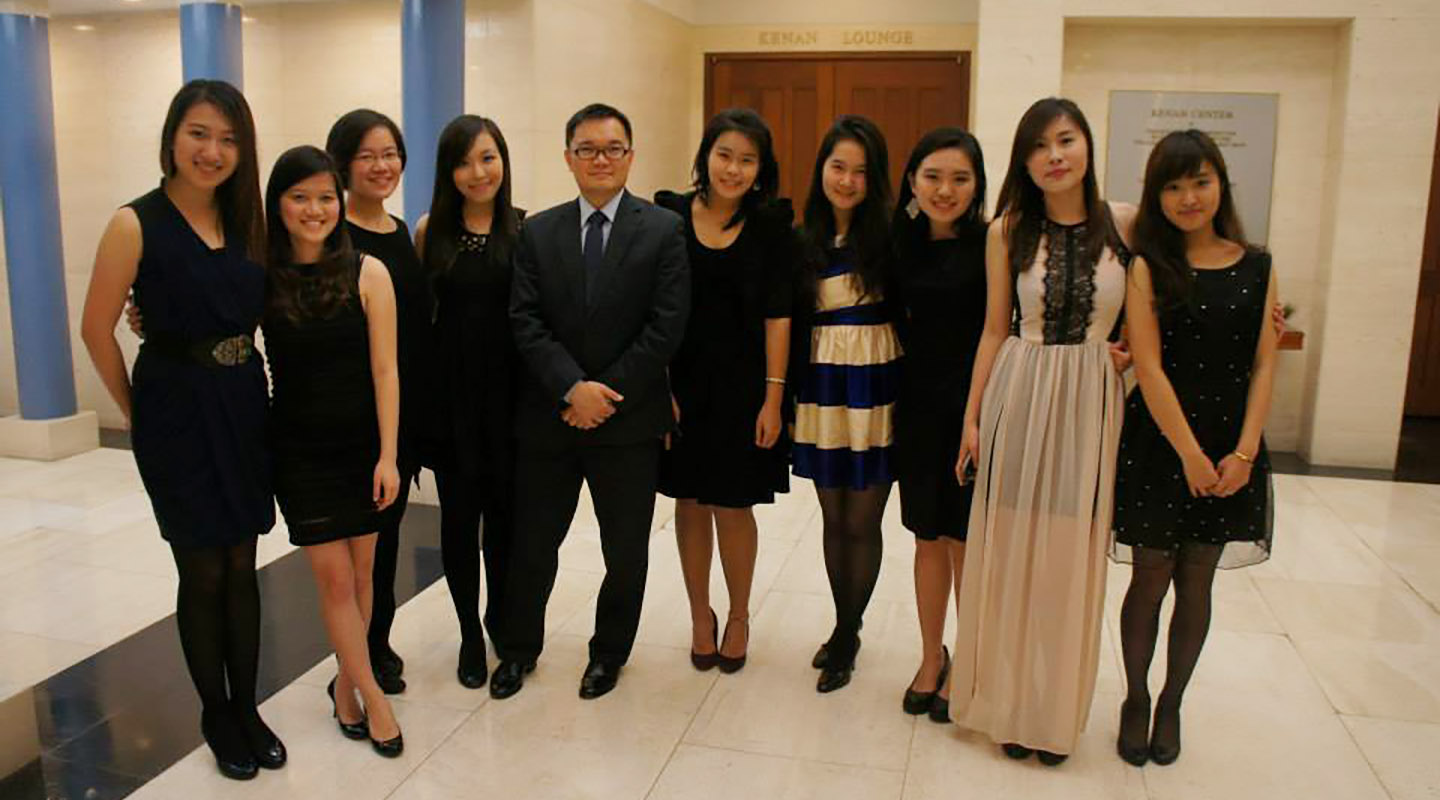 Queenie Wong <em>(2nd right)</em>, Dr. John Lai <em>(6th right)</em> and the girls from CUHK Global Business Studies Programme at the graduation dinner during their exchange at University of North Carolina in 2013 <em>(courtesy of interviewee)</em>