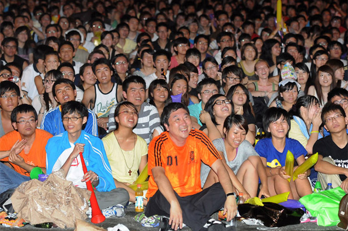 Prof. Joseph Sung, the new CUHK Vice-Chancellor, watches the World Cup final with students and other CUHK members