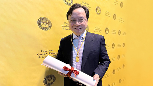 Professor Dennis Lo receives Jiménez Díaz Lecture Award
