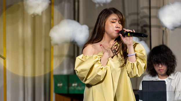 Serrini charms Chung Chi spring carnival: 2,000 CUHK staff, students and alumni spend joyful weekend in festivities and music