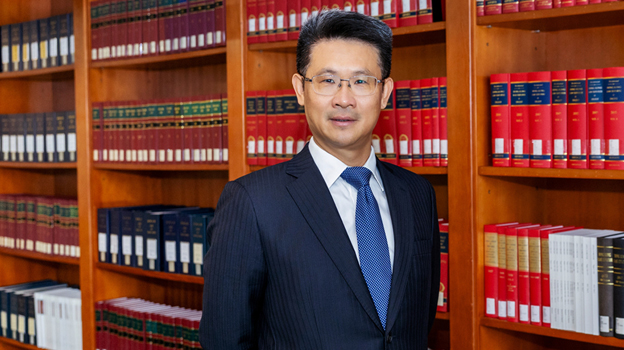 Legal scholar receives prestigious research award from Ministry of Education