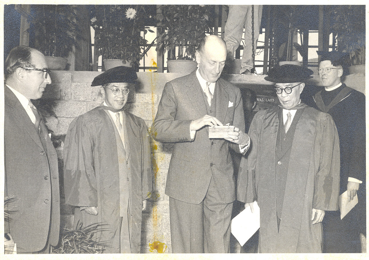香港总督葛量洪爵士接受新亚书院致送的纪念品(1956.1.17)