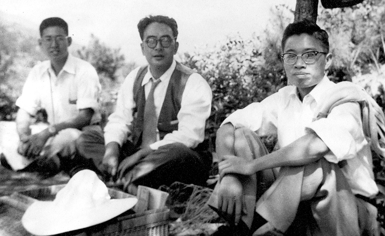 Mr Tang Chun-i and students on a trip to the countryside