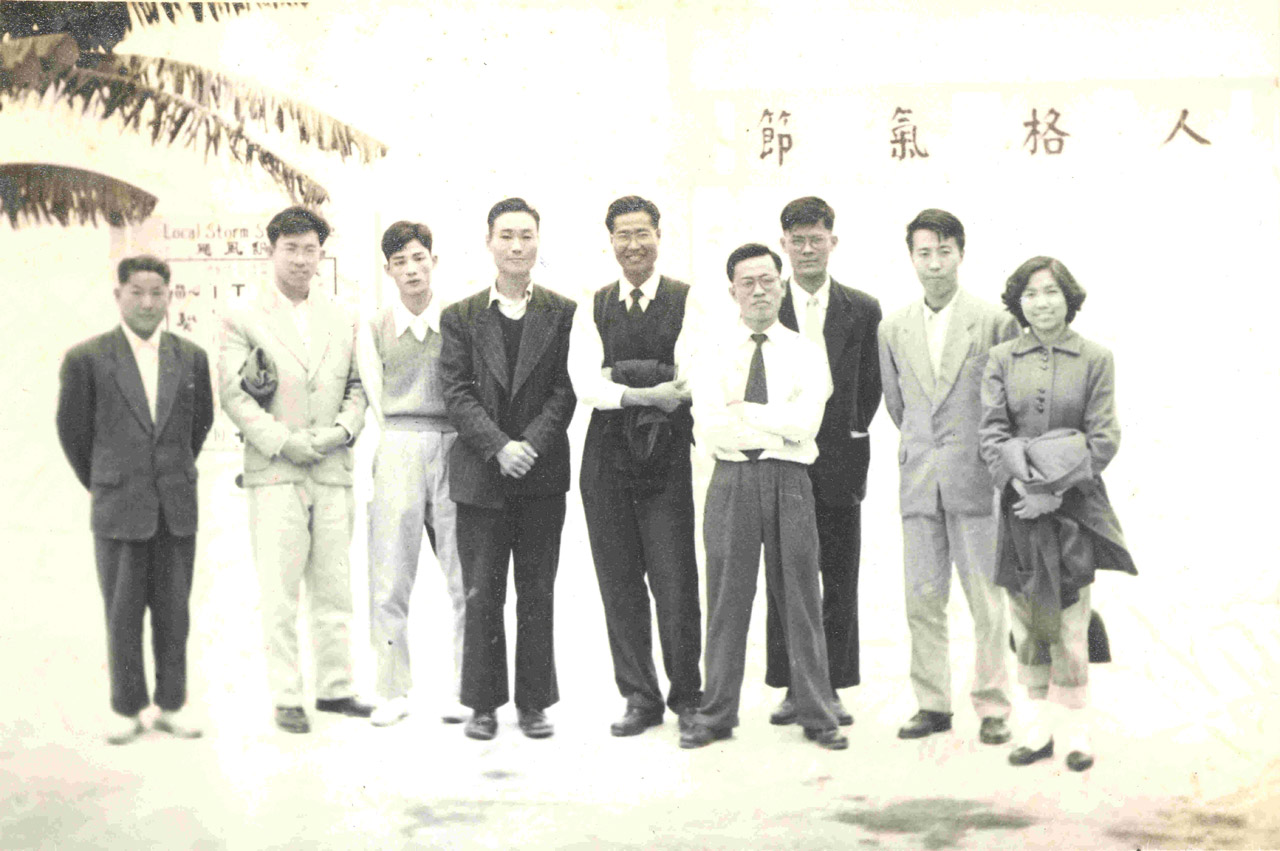 新亚同学往访在调景岭之中小学任教同学在码头摄(1952.2)