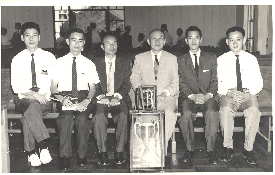 吴俊升代校长（右三）及程兆熊训导长等与各辩论比赛代表(1960.5.28)