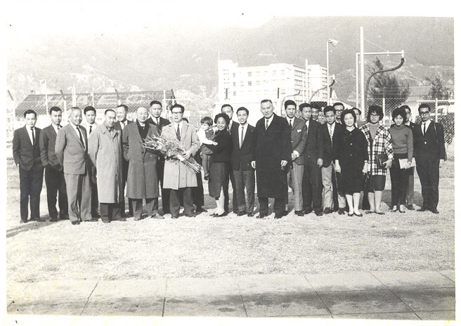 Tchang Pi-kai at Kai Tak Airport welcoming (1962)